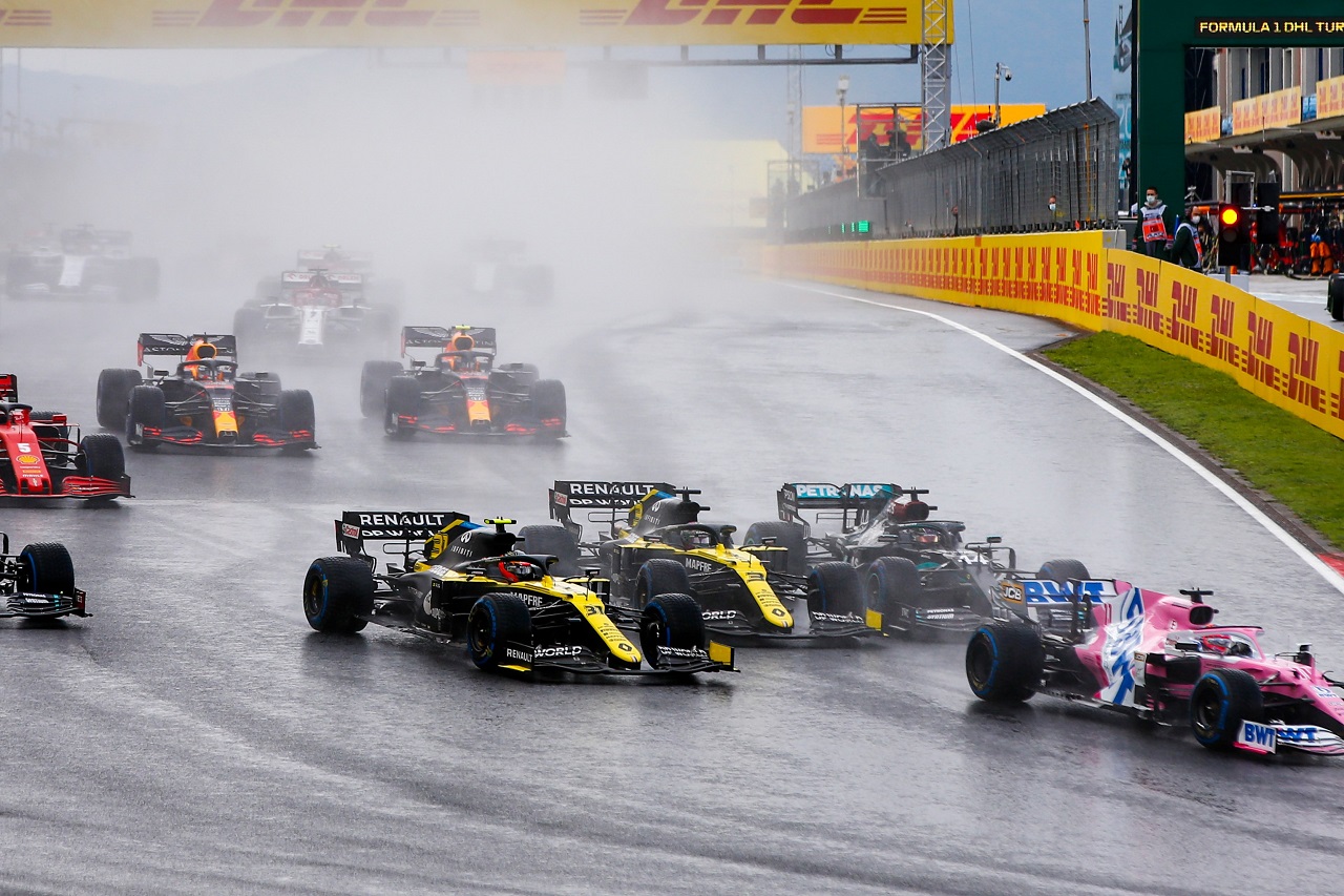 2020年F1第14戦トルコGP　スタート直後、ルイス・ハミルトン（メルセデス）とエステバン・オコン（ルノー）に挟まれる形になったダニエル・リカルド（ルノー）