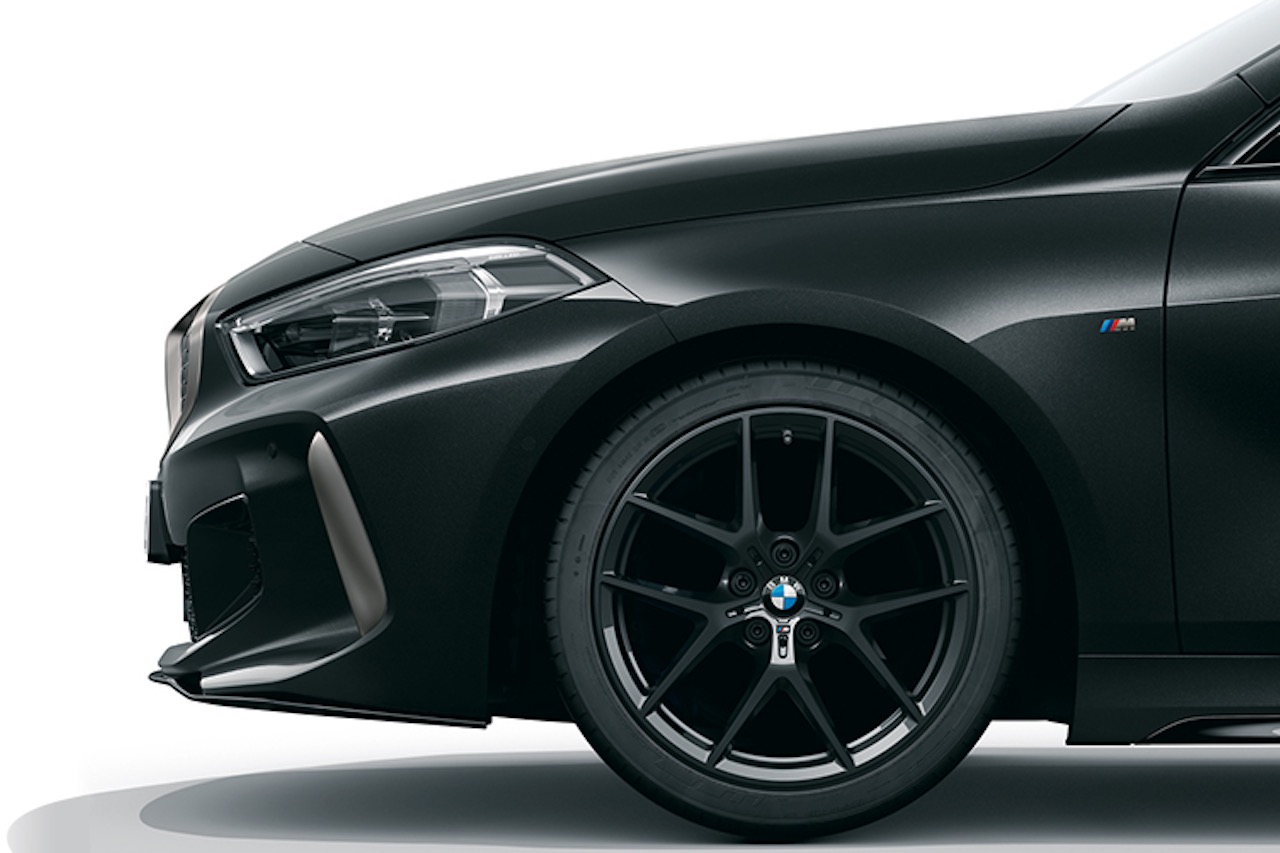 足元に装着する18インチMライト・アロイ・ホイール Vスポーク・スタイリング554Mも漆黒のカラーリングとしている