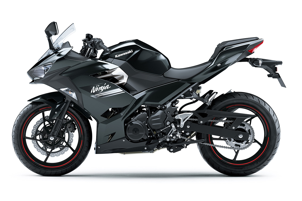 2021年モデルのカワサキNinja 250 メタリックカーボングレー