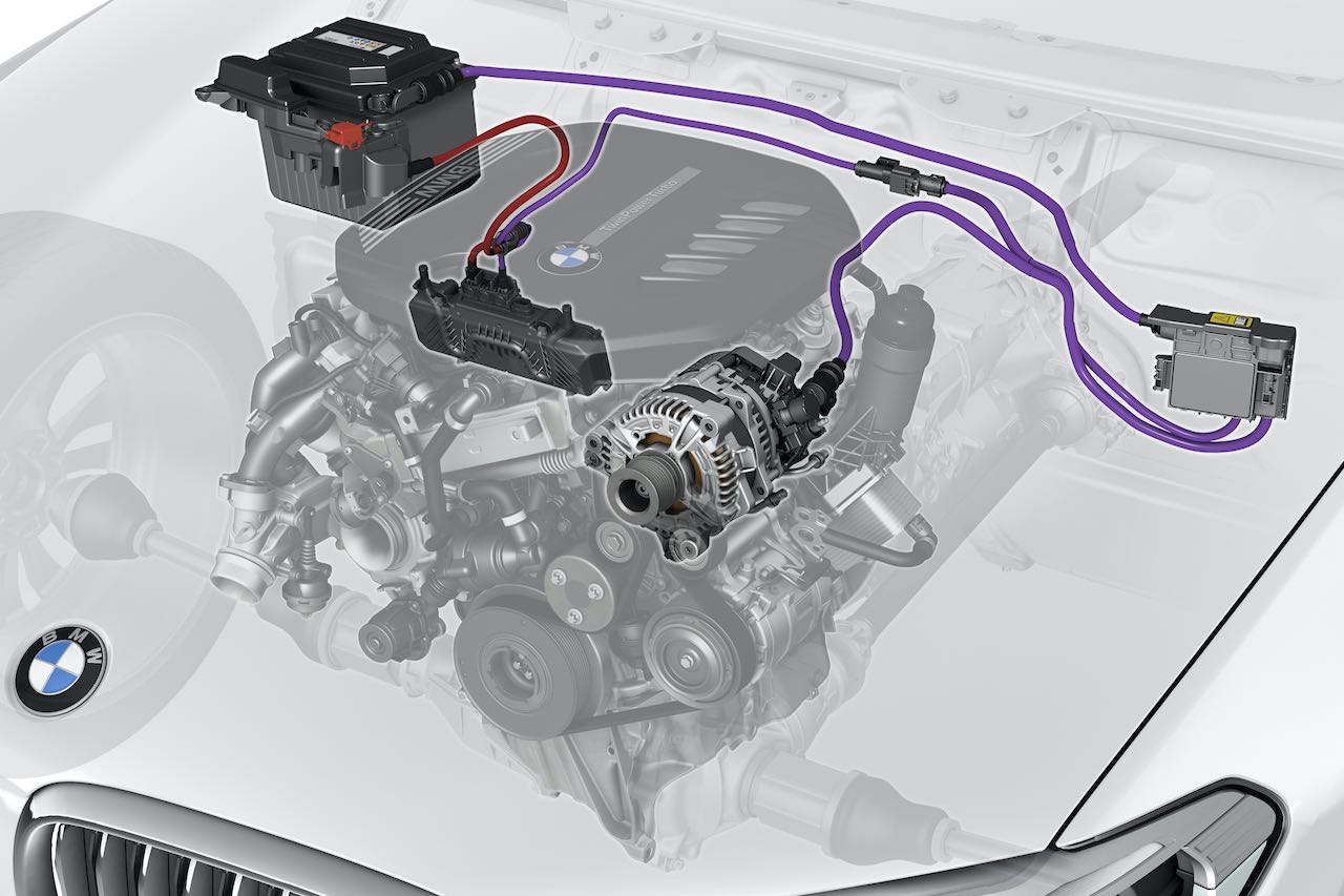 BMWも48V電装系の採用に追随する形に。このジェネレーターにより電気を使って加速をブースト（最大8kW／11PS）することが可能となった