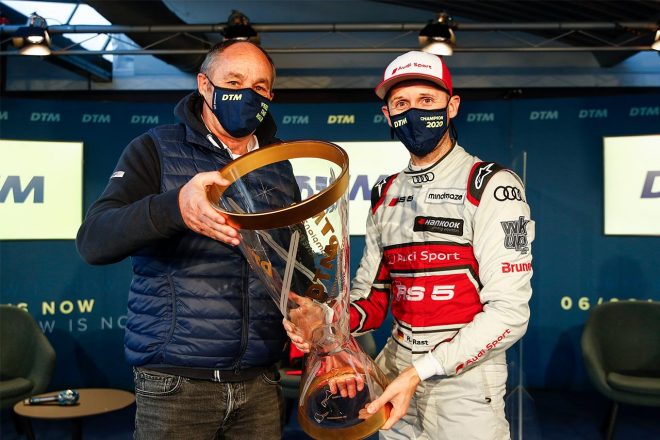 2020年のチャンピオンとなったレネ・ラストにトロフィーを渡すゲルハルト・ベルガー