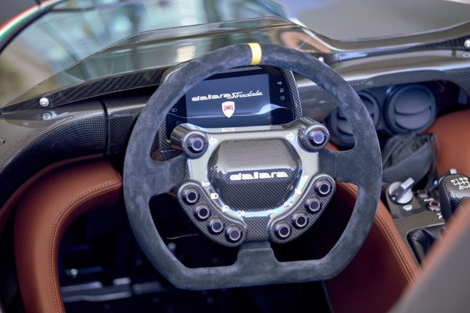 ダラーラ・ストラダーレ・クラブイタリア・リミテッドエディション（インテリア：インフォメーションパネルとステアリング）