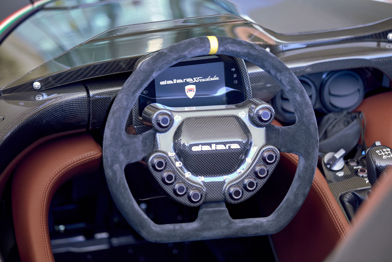 ダラーラ・ストラダーレ・クラブイタリア・リミテッドエディション（インテリア：インフォメーションパネルとステアリング）