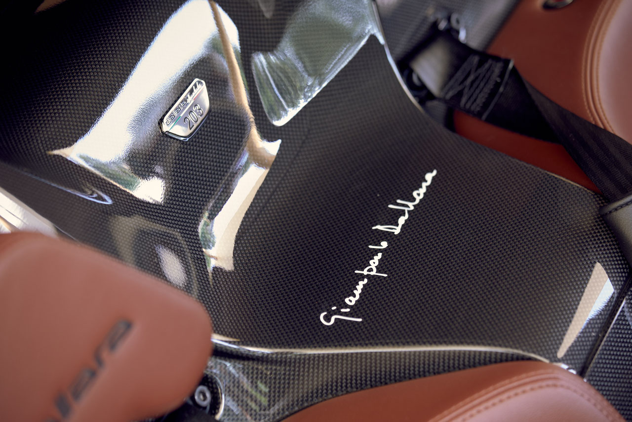 ジャンパオロ・ダラーラ氏のサインと201～210までのシリアルナンバープレートが特別装備のひとつ