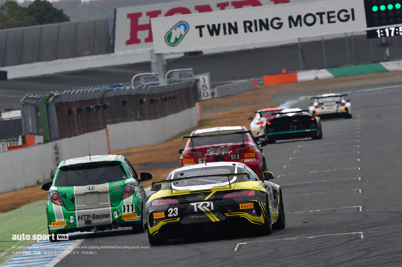 さまざまな車種が参戦するスーパー耐久。ハンコックはドバイ24時間でこういったレースを経験済み。