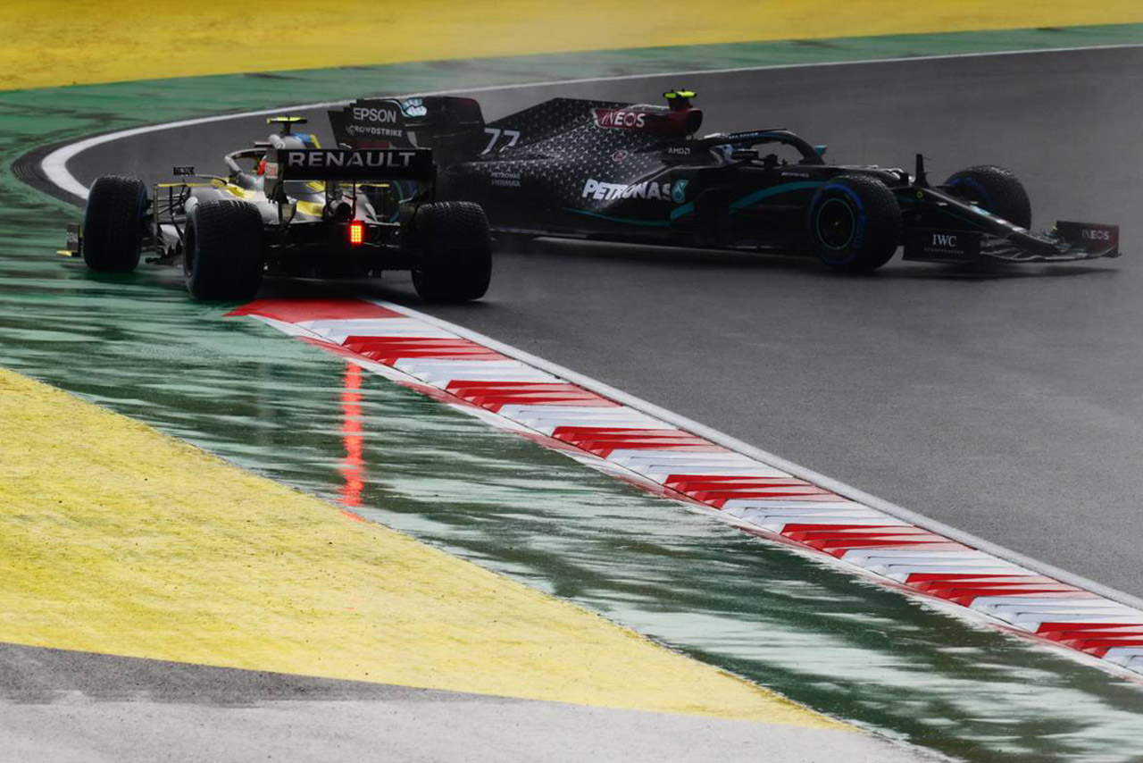 レースのスタートではオコンさんのスピンにボッタスさんも巻き込まれクルリンパズ