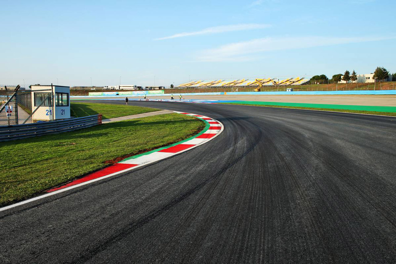 路面が再舗装されてツルツルなイスタンブール・パーク・サーキット。名物のターン8もアクセル全開では走れず