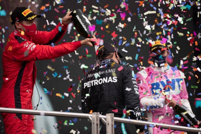 チャンピオンを決めたハミルトンさんを表彰台で祝福するベッテルさん