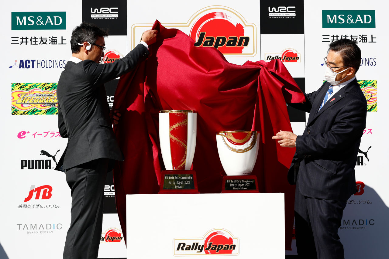 アンベイルされるラリージャパン2021優勝トロフィー