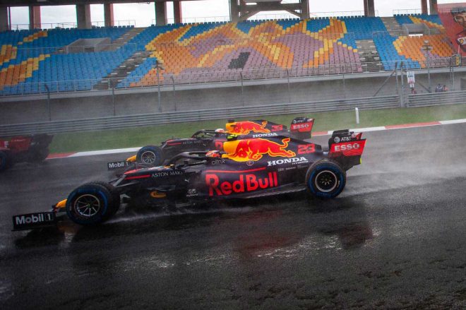 F1第14戦トルコGP決勝　マックス・フェルスタッペンとアレクサンダー・アルボン（レッドブル・ホンダ）
