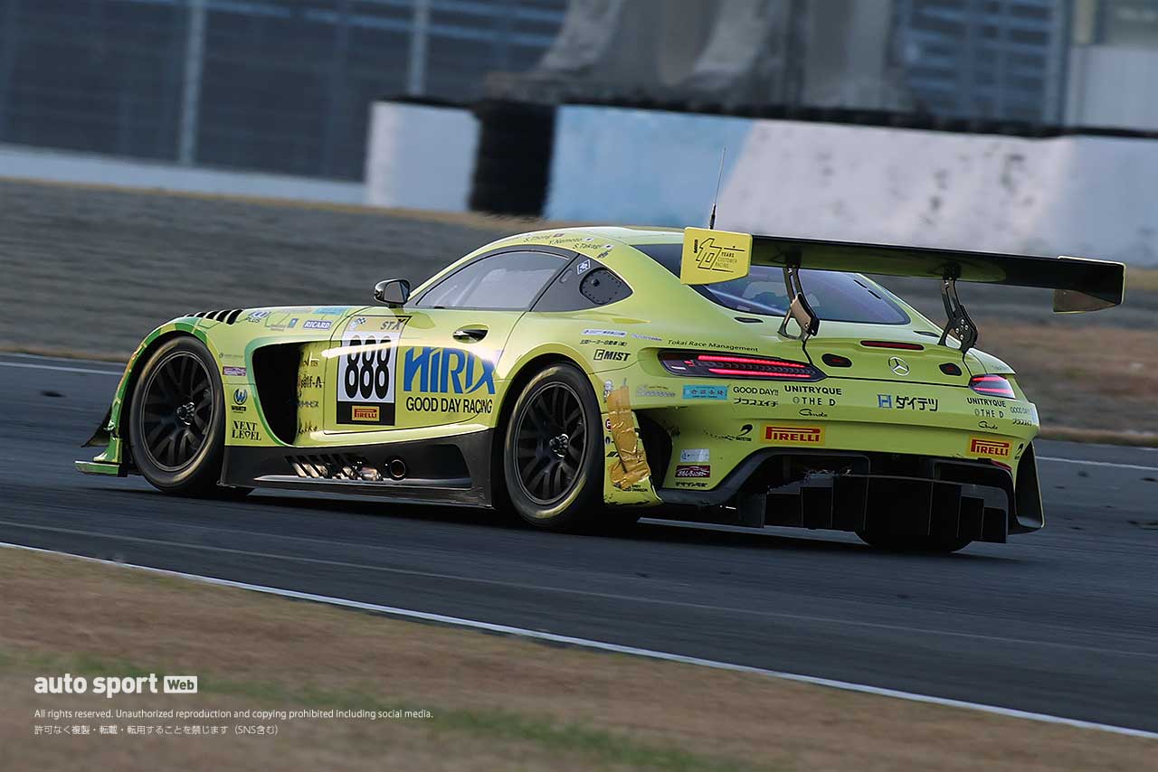 左リヤに修復跡が見えるHIRIX GOOD DAY RACING AMG GT3
