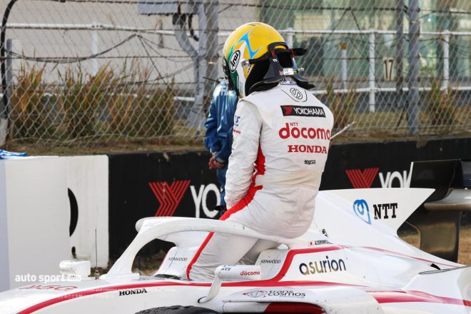 2020年スーパーフォーミュラ第4戦オートポリス レース後、パルクフェルメで肩を落としていた山本尚貴（DOCOMO TEAM DANDELION RACING）