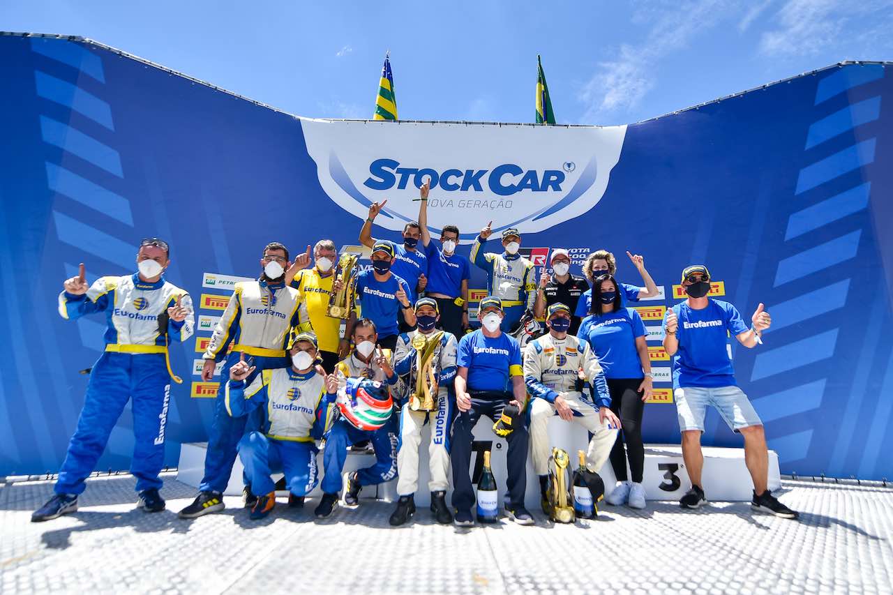 土曜勝者リカルド・マウリシオとともに3位表彰台の3冠王者ダニエル・セラ。「たった4戦前はランク12位だった。諦めなかった姿勢の勝利だ」