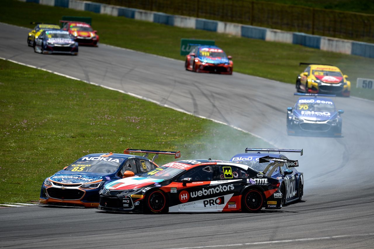 日曜レース1は2番手争いのアラム・コデア（ブラウ・モータースポーツ）とブルーノ・バプティスタ（RCMモータースポーツ）が1コーナーのブレーキング勝負で接触