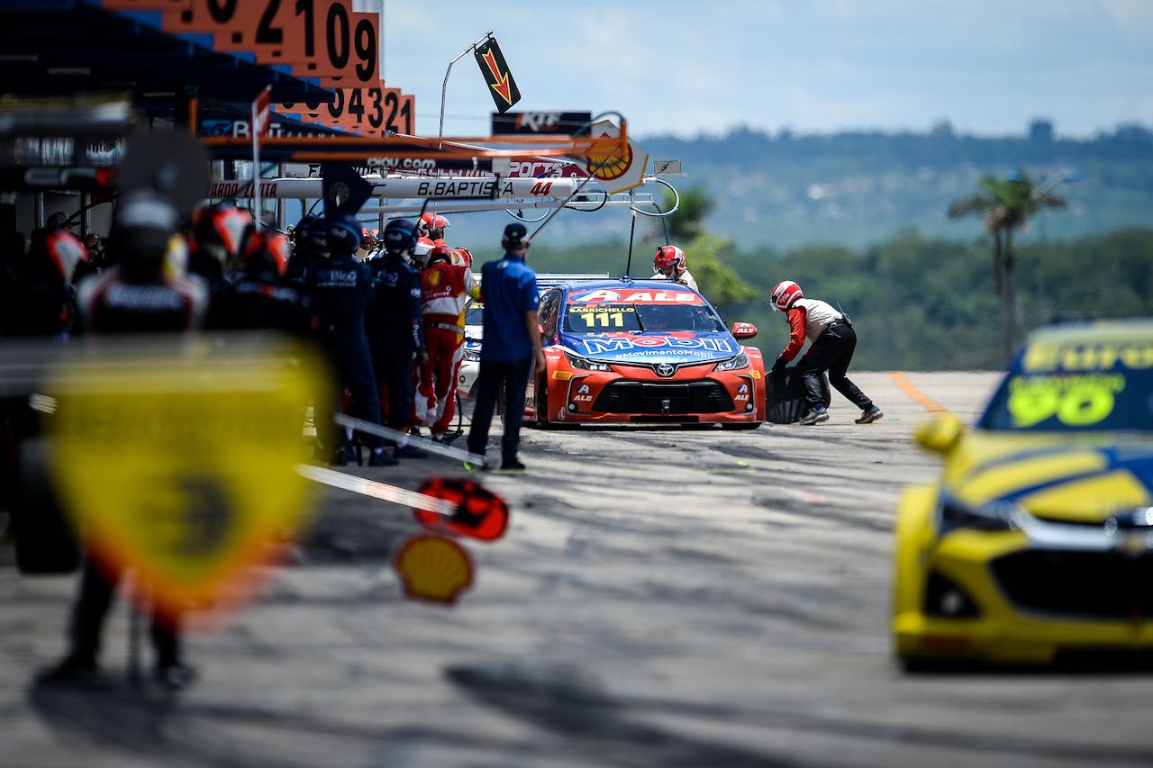 レースペースで勝算がないことを悟ったルーベンス・バリチェロ（フルタイム・スポーツ）は、日曜レース2でアーリーピットを選択するが……