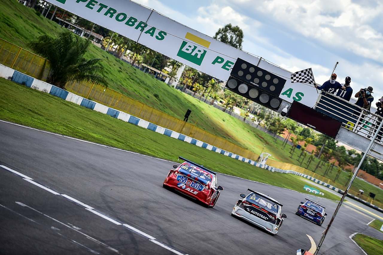 まさかのガス欠で最終周に失速。コデアとネルソン・ピケJr.（フルタイム・バッサーニ）に先行されてのチェッカーに