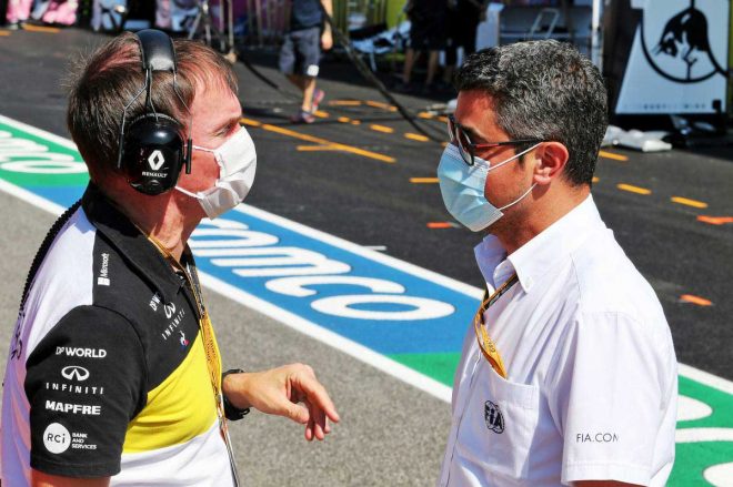 F1レースディレクターのマイケル・マシ（右）
