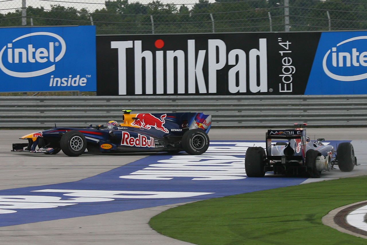 2010年F1第7戦トルコGP ターン12で接触したレッドブルの