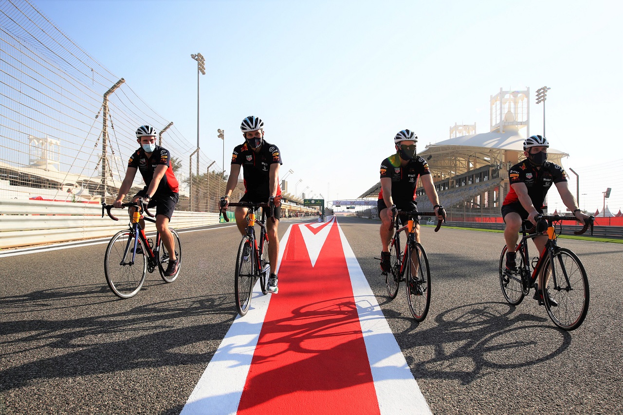 2020年F1第15戦バーレーンGP木曜　コース下見をするアレクサンダー・アルボン（レッドブル・ホンダ）