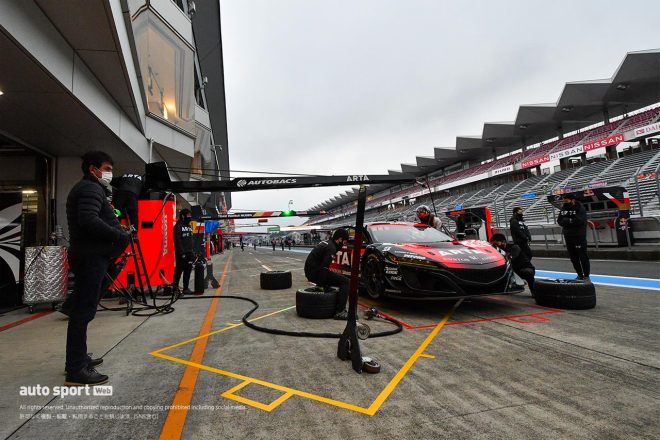 ピット練習を行うARTA NSX GT3