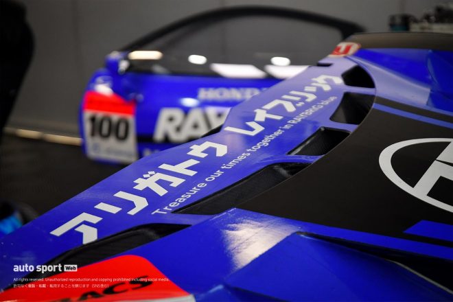 RAYBRIG NSX-GTのボンネットに入れられた『アリガトウ レイブリック』の文字