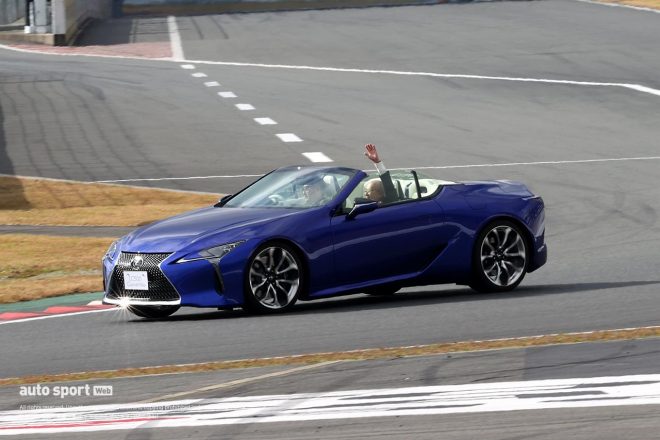 レクサスLC500コンバーチブルに乗るトヨタ自動車豊田章男社長とGTA坂東正明代表