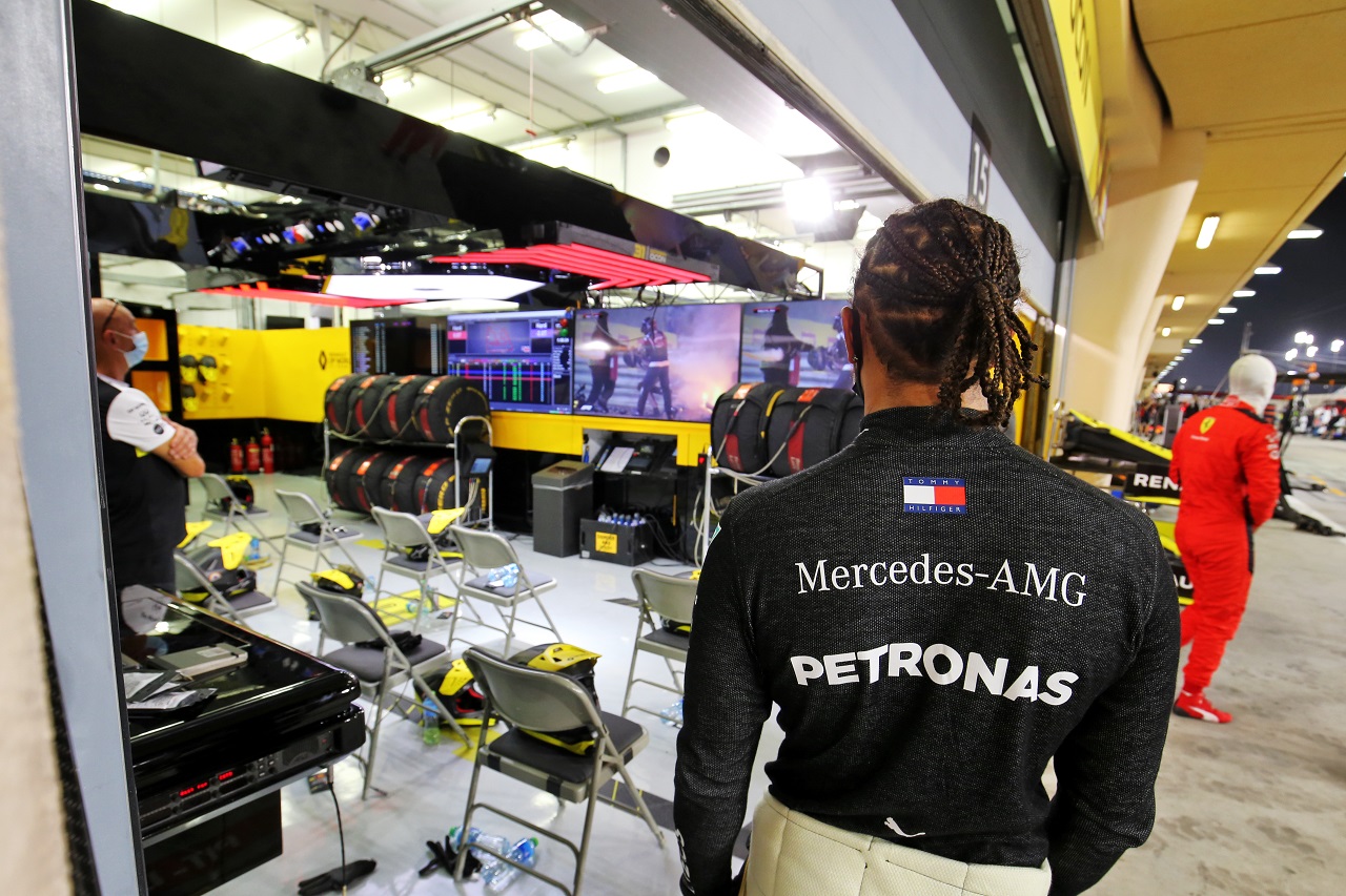 2020年F1第15戦バーレーンGP決勝　事故の模様が映るモニターを見つめるルイス・ハミルトン（メルセデス）