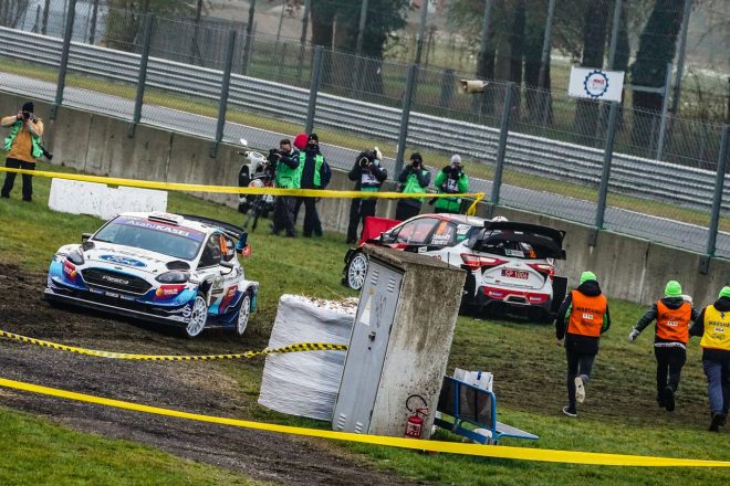 ガス・グリーンスミス（フォード・フィエスタWRC）と、コース上にストップした勝田貴元のトヨタ・ヤリスWRC