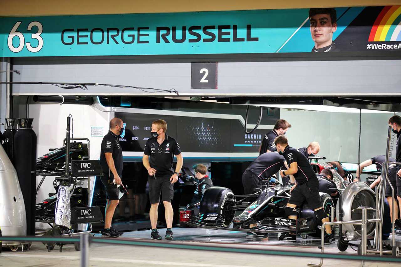 2020年F1第16戦サクヒールGP　ジョージ・ラッセルのマシンを整備するメルセデスのクルー