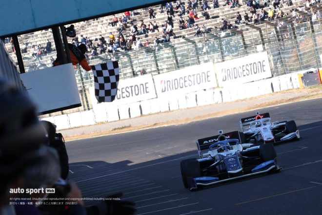 2020年スーパーフォーミュラ第6戦鈴鹿 決勝チェッカーの瞬間。最後はOTSを使いきりながらのファイナルラップとなった。