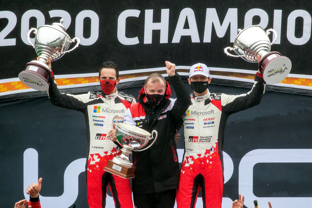 表彰台に立った（左から）ジュリアン・イングラシア、トミ・マキネン、セバスチャン・オジエ