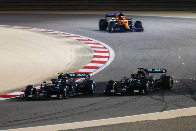 2020年F1第16戦サクヒールGP　バルテリ・ボッタスに仕掛けるジョージ・ラッセル（メルセデス）