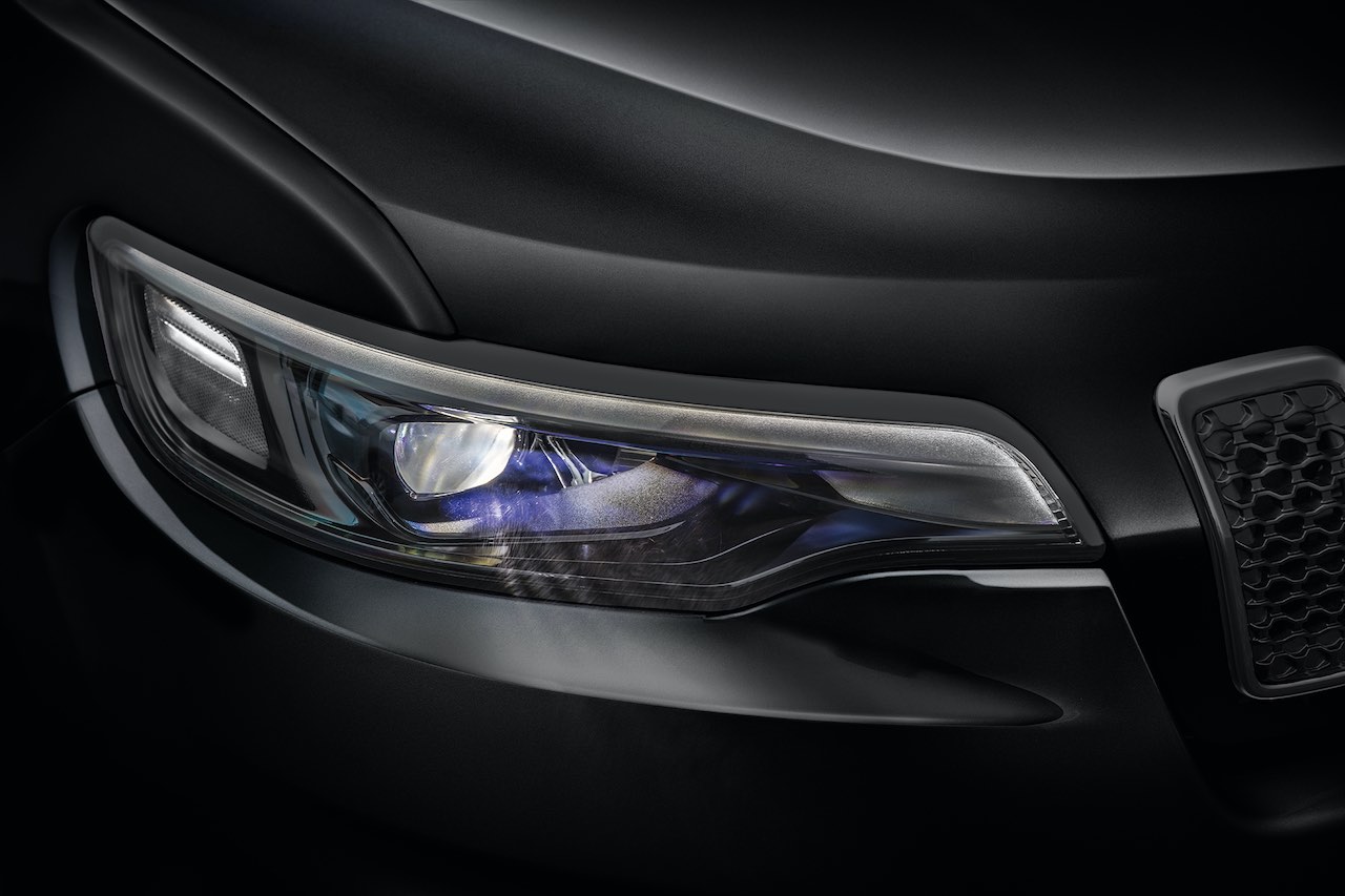 LEDヘッドライト、フロントシートヒーター、プレミアムサウンドシステム、ハンズフリーパワーリフトゲートなどの豪華装備もベースモデル同様に標準装備される