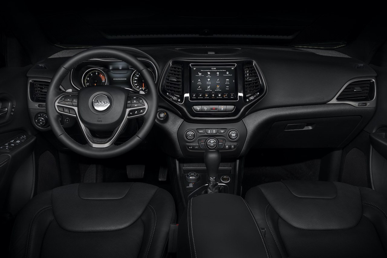 両モデルともに、ガンメタルインテリアアクセントやブラックのヘッドライナーが特別装備される