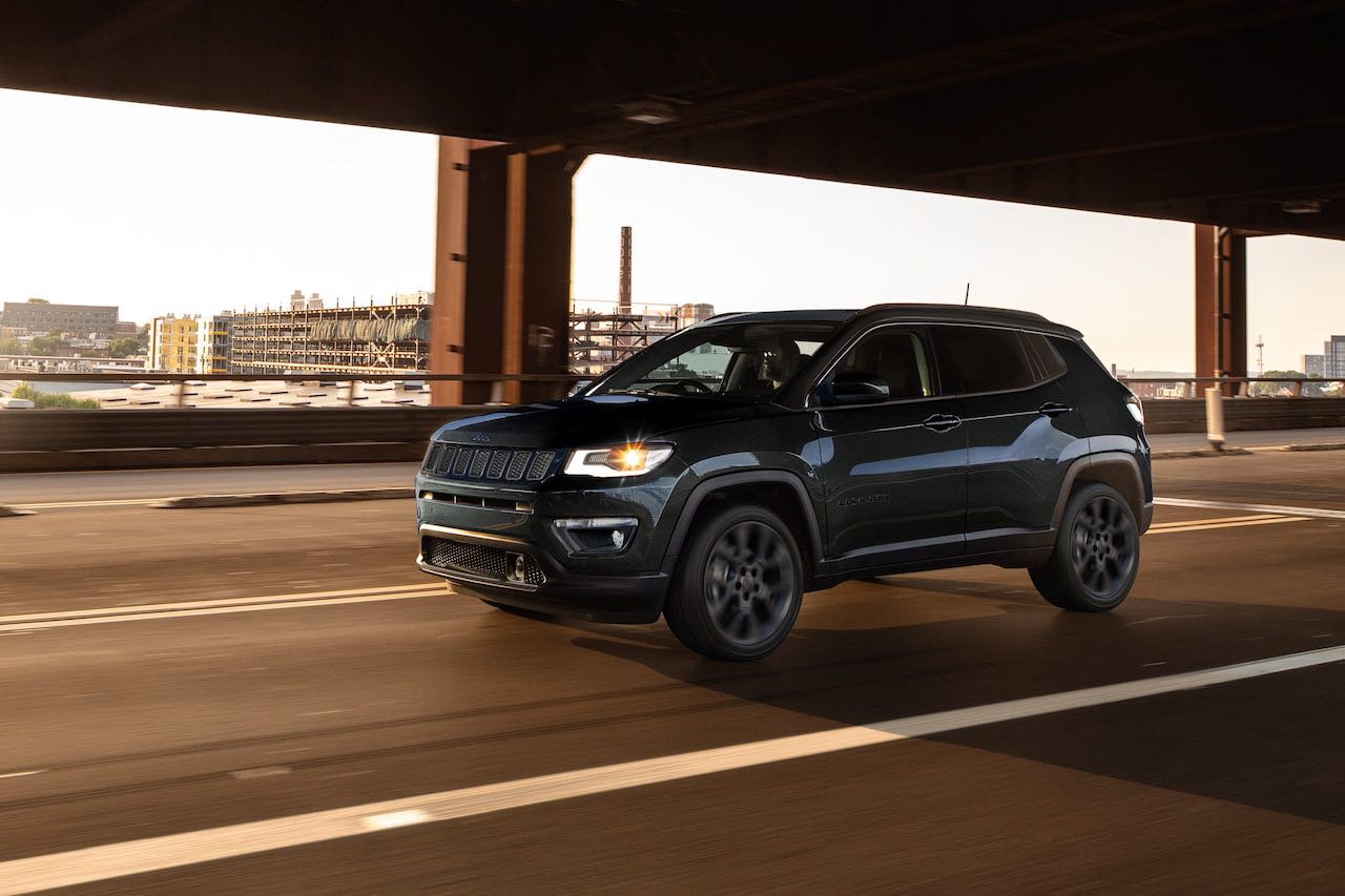 『Jeep Compass S-Model』も、ブラックを基調にダークグレーを部分的にあしらったフロントグリルをはじめ、グラナイトカラーのウインドウモールディングやフォグランプベゼルを採用