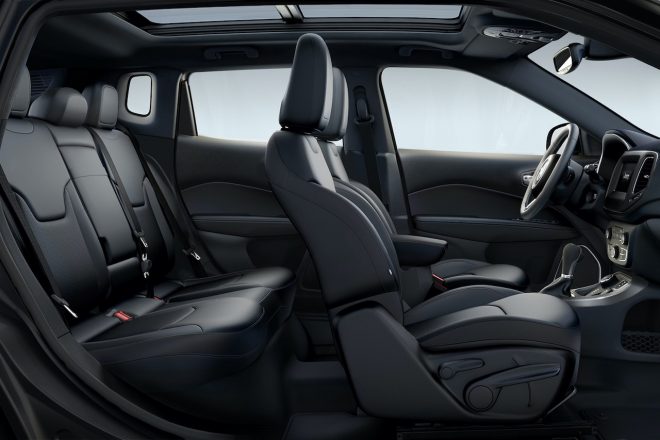 グレーステッチ入りのブラックレザーシート(運転席パワーシート付)のほか、裏面を拭き取りやすい材質としたリバーシブルカーゴフロアも採用した