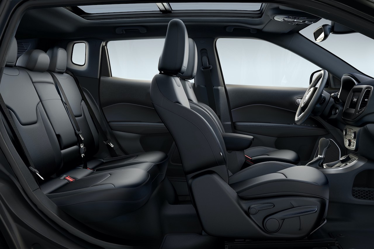 グレーステッチ入りのブラックレザーシート（運転席パワーシート付）のほか、裏面を拭き取りやすい材質としたリバーシブルカーゴフロアも採用した