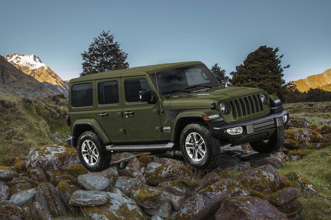 快適性を高めた上級グレードの"アンリミテッド・サハラ3.6ℓ（写真）"と、ラングラーのなかでも際立ったオフロード性能を誇る"アンリミテッド・ルビコン"の2グレードを用意