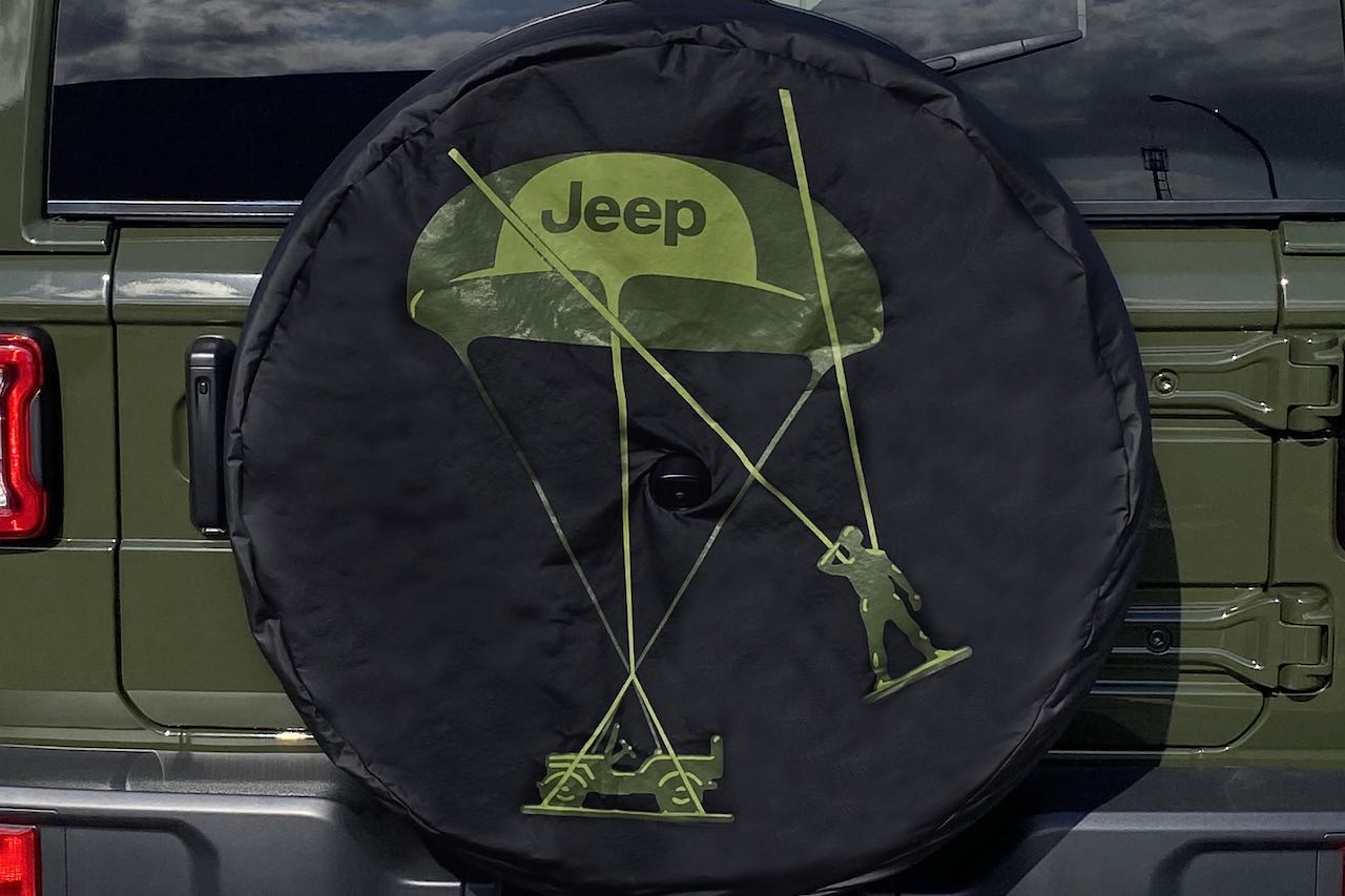 本格オフローダーを誇示する背面タイヤには、同じく"アーミーマン"や、パラシュート降下する『ウィリスMB』をモチーフとしたWillysスペアタイヤカバーが特別装備される