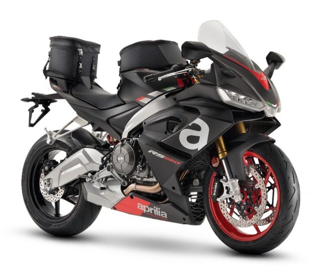 専用アクセサリーパーツを装備したアプリリアRS 660