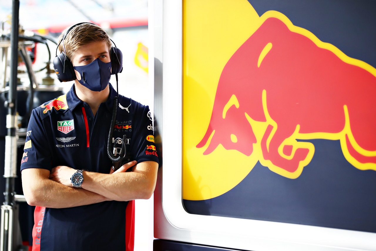2020年F1バーレーンGP　レッドブルのガレージで作業を見守るユーリ・ビップス