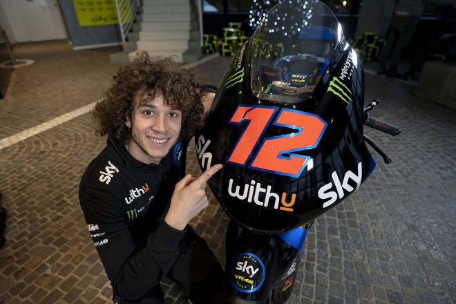 2021年に駆るマシンのカラーリングを公開したマルコ・ベゼッチ（スカイ・レーシング・チーム・VR46）