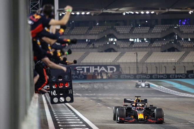 2020年F1第17戦アブダビGP　トップチェッカーを受けるマックス・フェルスタッペン（レッドブル・ホンダ）