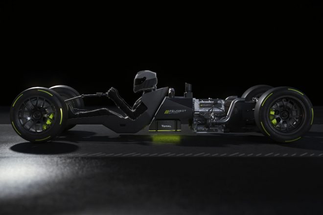 バッテリーはドライバーの後部に置かれるカーボンケーシング内に収められる。