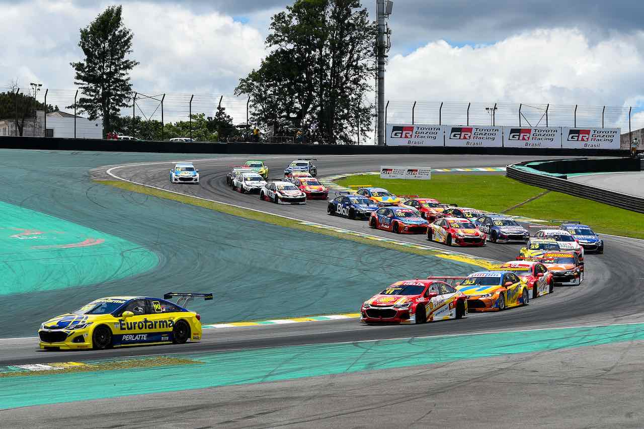 24周の決勝スタートでも盤石のホールショットを奪ったマウリシオが、そのままレースを支配していく