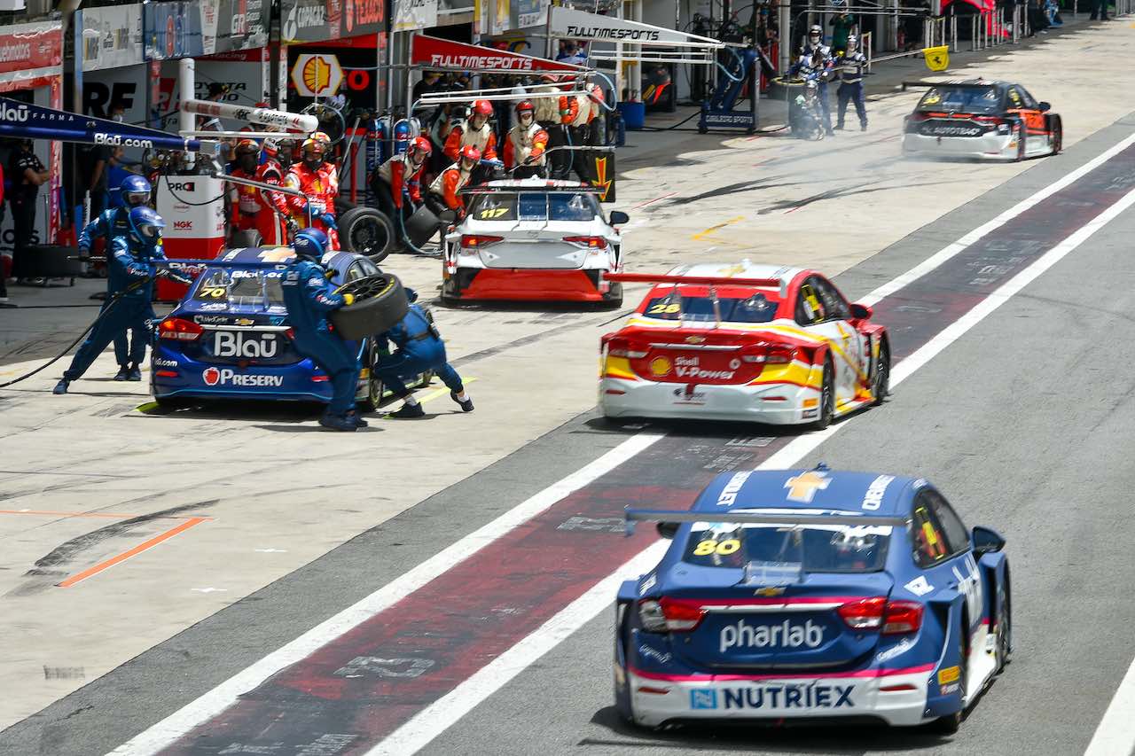 レースでは巧妙なピット戦略で上位浮上を果たすネルソン・ピケJr.（フルタイム・バッサーニ）が、この最終戦でもライバルの脱落などで3位を獲得した