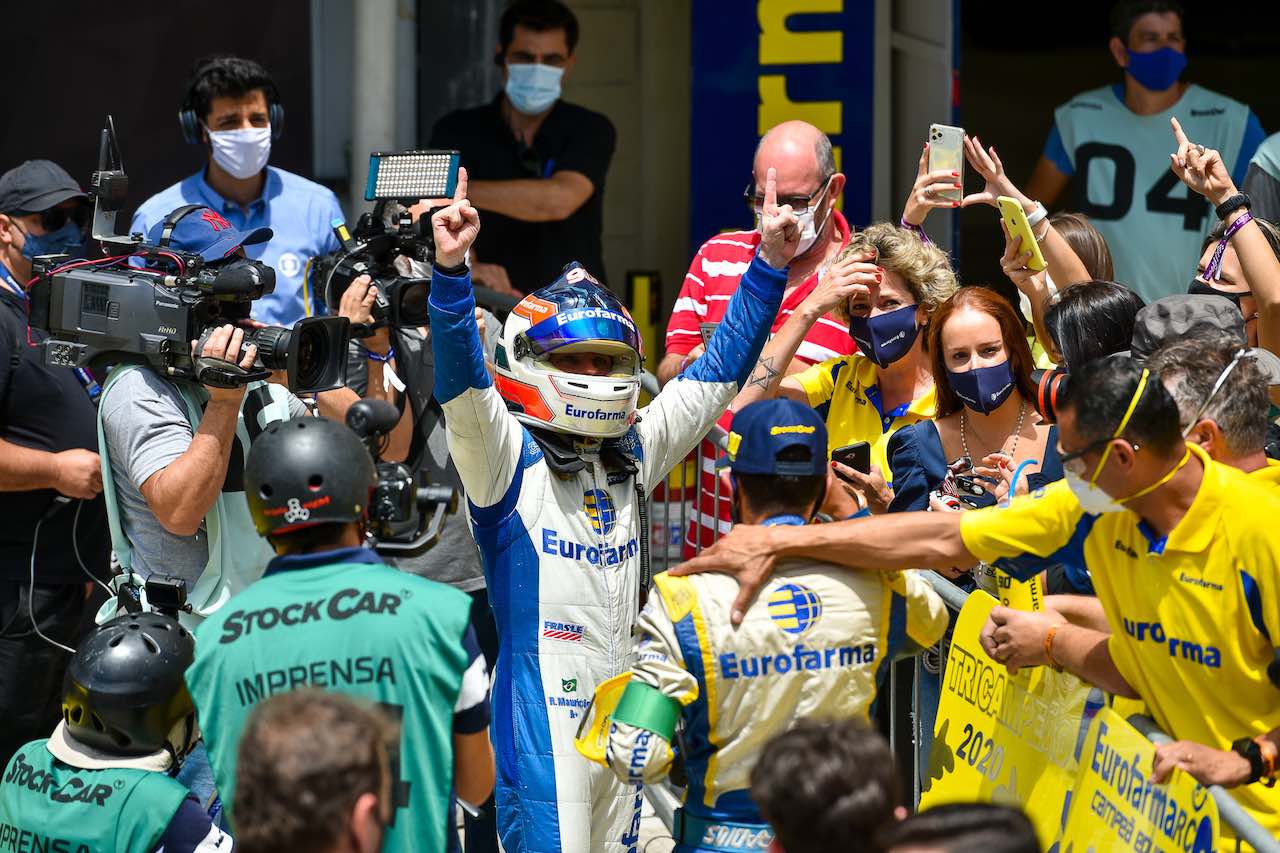 「今朝は目覚ましなしで6時には（緊張で）起きた」と語ったマウリシオが、僚友に並ぶ3度目の王座を手にした