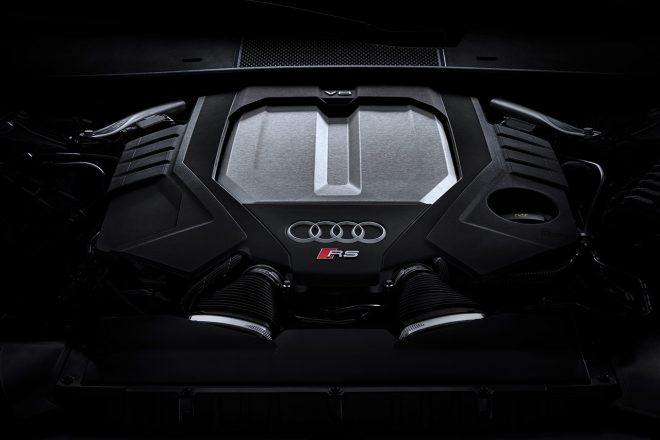 アウディRS 6 Avantは600psの4.0リッターツインターボエンジンを搭載。機械式センターデフを備えるフルタイム4WDにより、前後輪に常に適切なトラクションを与える