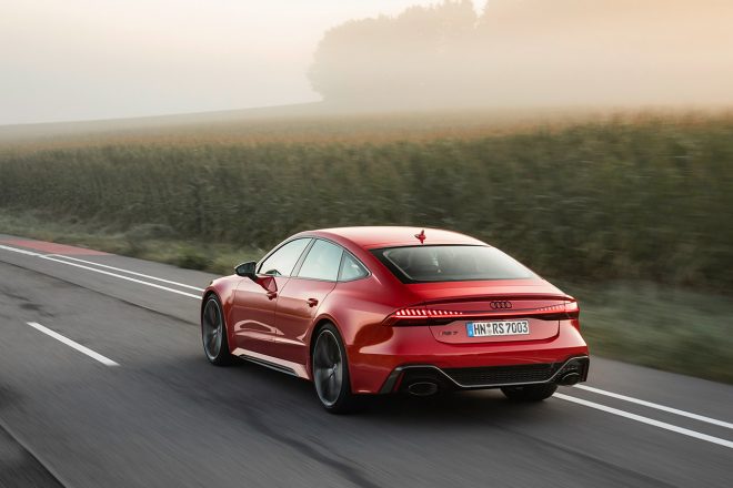 なだらかにルーフが下降する艶やかなリヤビューがアウディRS 7 Sportbackの白眉だ