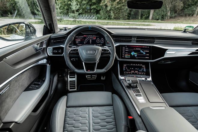 アウディRS 7 Sportbackのインパネ。10.1インチと8.6インチ、ふたつのディスプレイが縦に並ぶセンターコンソールなど、RS 6 Avantと共通の眺めだ
